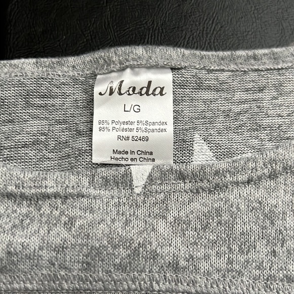 (NWT)WOMENS GRAY SWEATER WITH WHITE STARS SIZE L - Picture 3 of 5